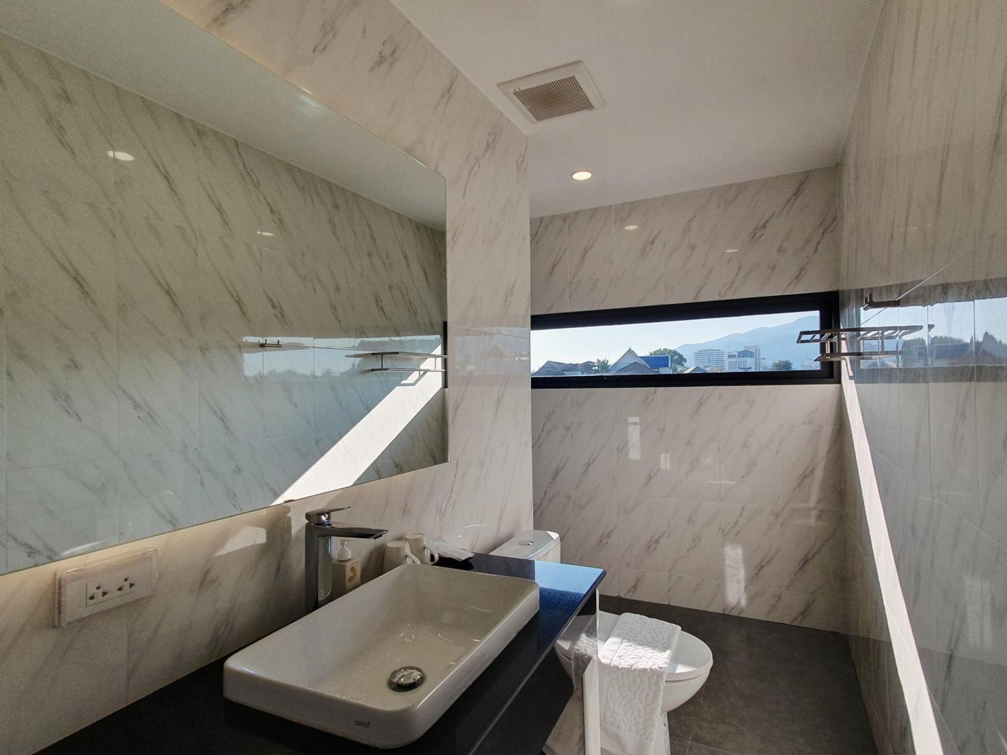 The Sila Suites - Intrawarorot Chiang Mai Exterior foto