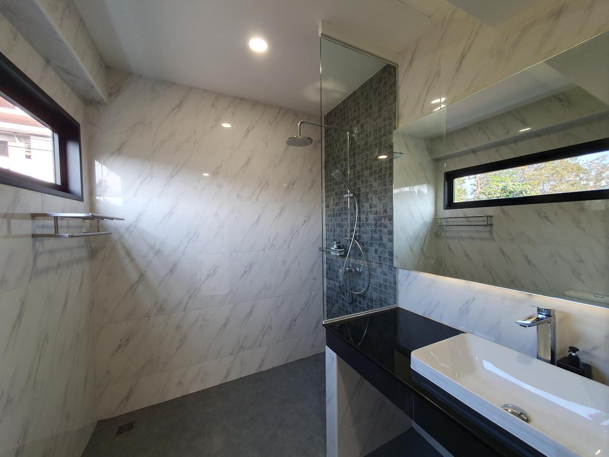 The Sila Suites - Intrawarorot Chiang Mai Exterior foto